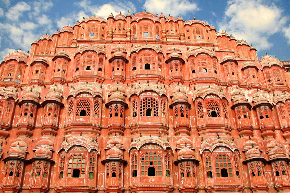 Hawa Mahal khiến bao khách du lịch Ân Độ phải trầm trồ trước vẻ đẹp kiêu kỳ, độc đáo của nó. 