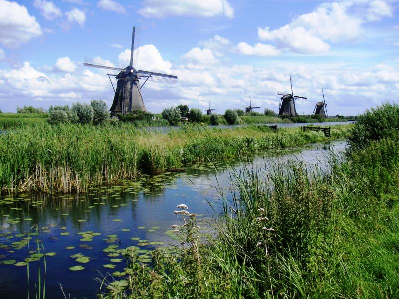 Những cối xay gió ở Kinderdijk cũng là nơi thu hút rất nhiều khách du lịch Hà Lan và quốc tế.