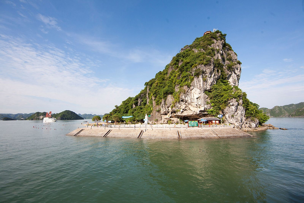 Đảo Ti Tốp có hình dạng khá độc đáo. Tour du lich ha long.