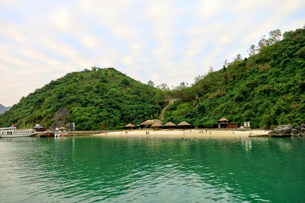 Đi tour Hạ Long, bạn đừng bỏ lỡ cơ hội ghé thăm đảo Soi Sim nhé