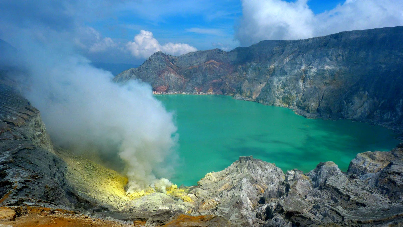 Hồ nước này có lẽ là nơi khiến nhiều khách du lịch Indonesia tò mò nhất.