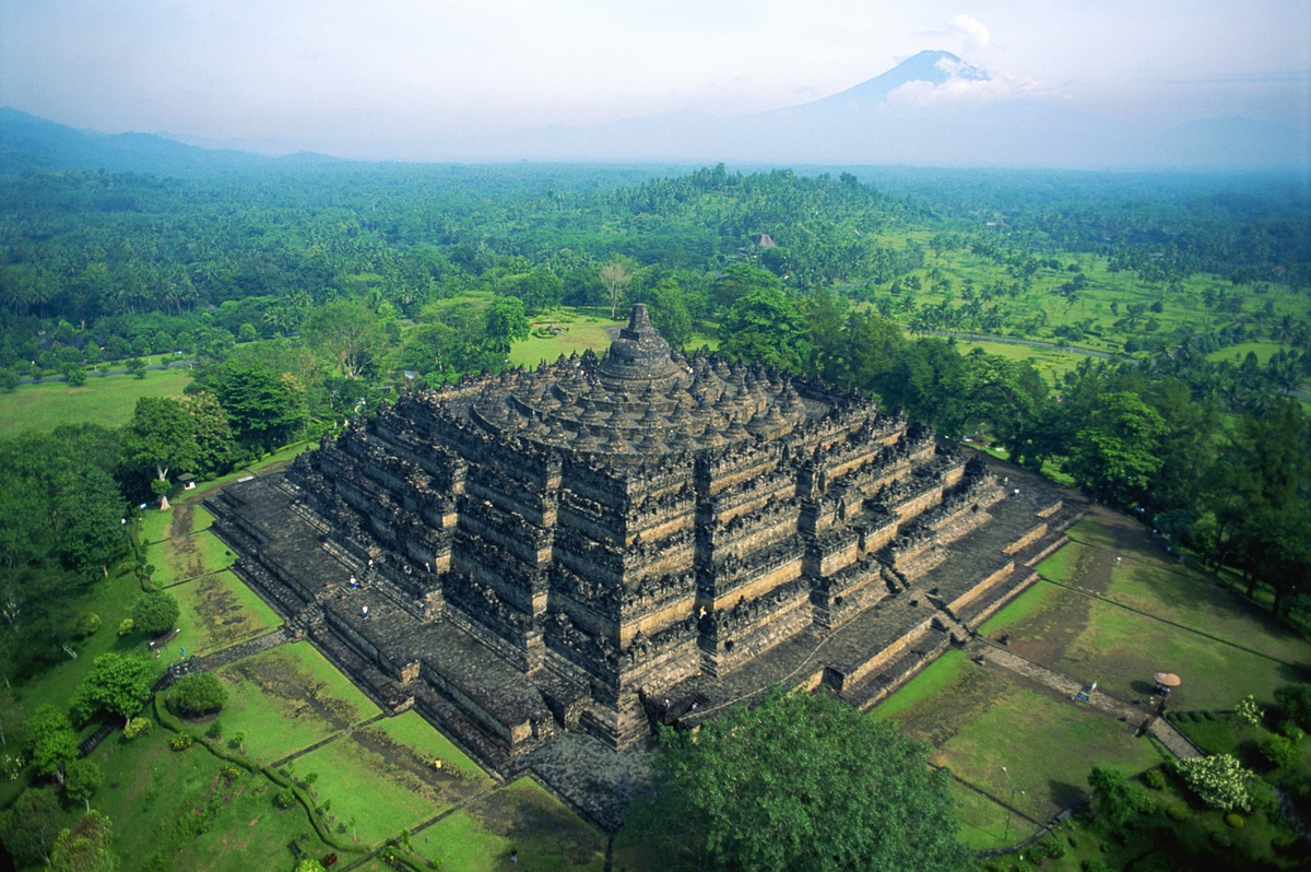 Đi tour du lịch Indonesia mà không ghé thăm ngôi đền này thật là đáng tiếc.