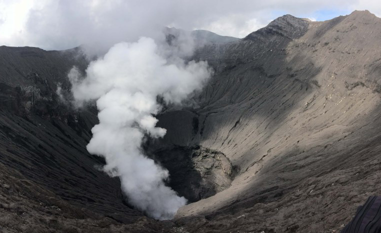 Ngọn núi lửa này lúc nào cũng phì phò khói như thế này đấy. Tour Indonesia. 