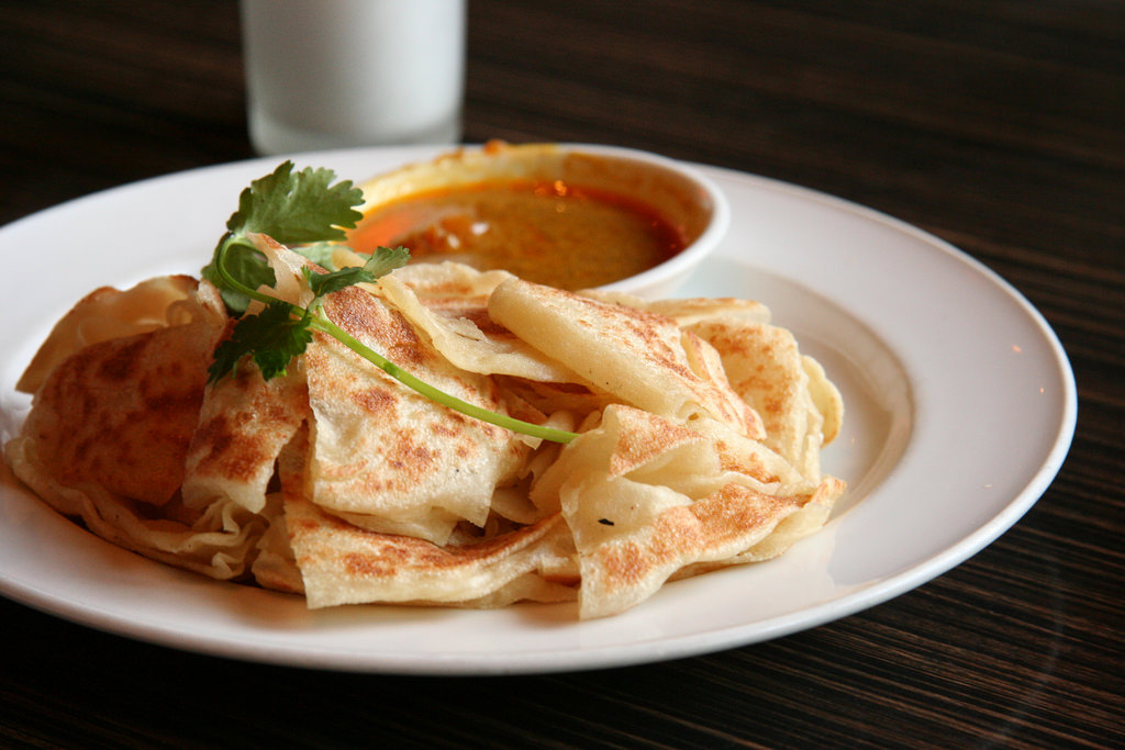 Roti Canai cũng là món ăn bạn nên thử khi đi tour du lich Malaysia đấy nhé.