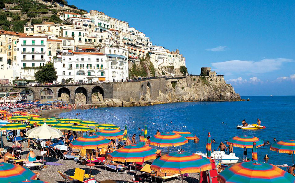 Biển Amalfi lúc nào cũng nườm nượp du khách. tour ý.