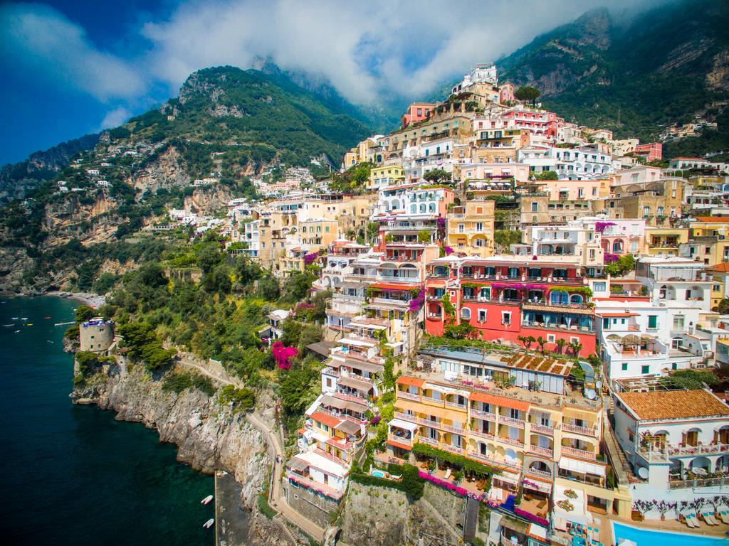 Positano sẽ mang đến cho bạn sự ngạc nhiên lớn khi đi tour du lịch Ý đến đây. 