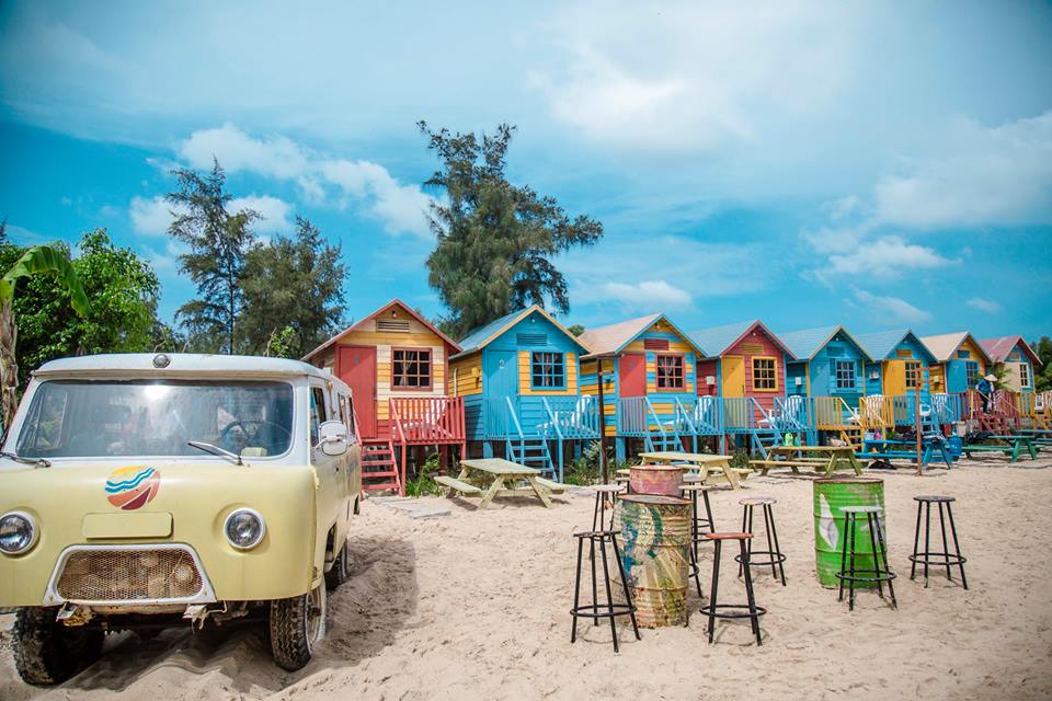 Coco Beach Camp nổi bật với những khối nhà đầy sắc màu tươi tắn, rực rỡ. tour du lịch bình thuận, tour bình thuận. 