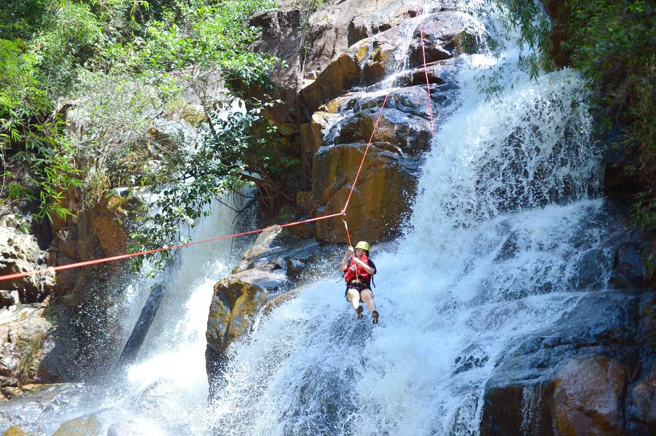 Tour Đà Lạt - Đu dây mạo hiểm vượt thác Datanla khi du lịch Đà Lạt