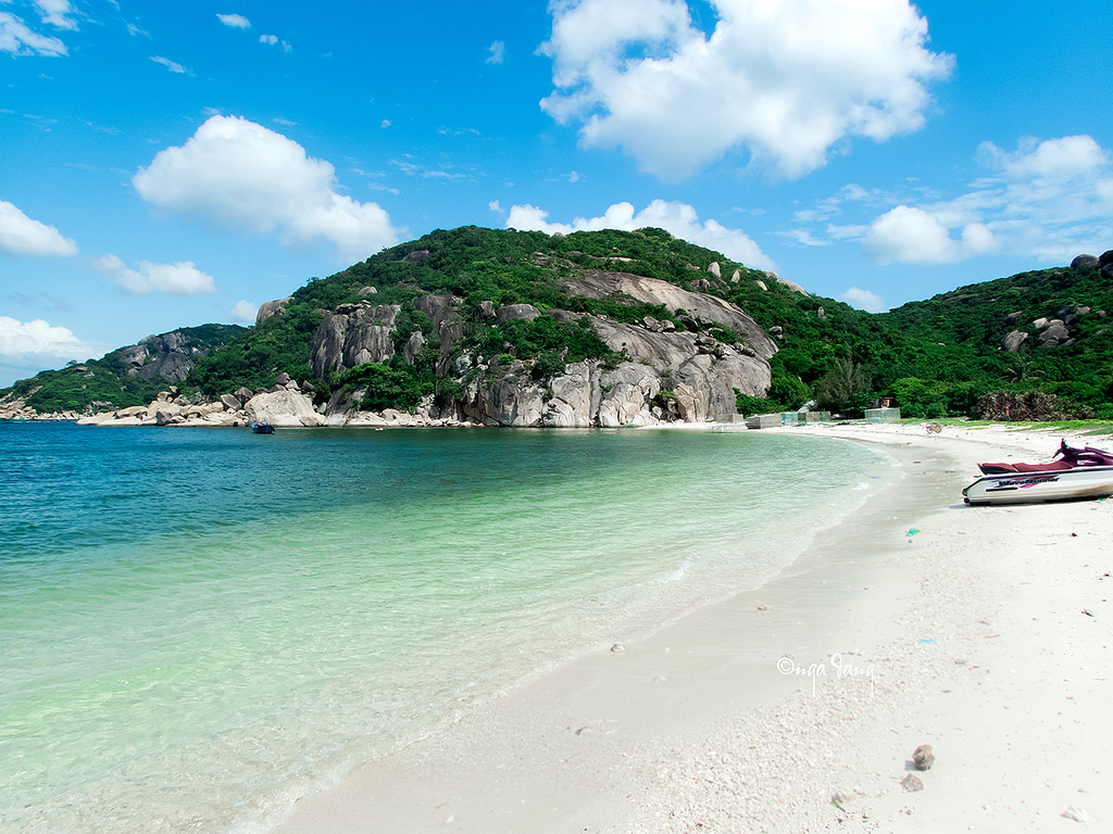 Bãi Nhà Cũ được mệnh danh là những bãi tắm đẹp nhất Bình Ba. Tour Bình Ba, tour đảo bình ba.