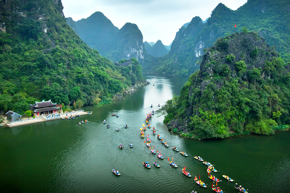 Mới đến đây, ai cũng thấy Tràng An đẹp ngỡ ngàng, tựa như Hạ Long trên đất liền. Tour Ninh Bình.