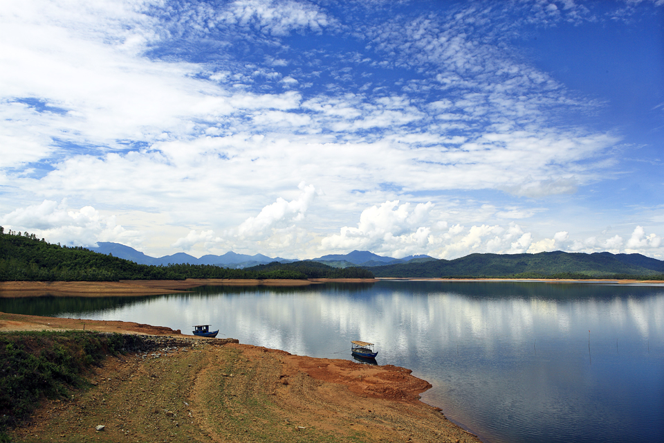 Hồ Phú Ninh lãng mạn thế này thì bạn chẳng thể bỏ lỡ được khi đi tour Quảng Nam rồi. 