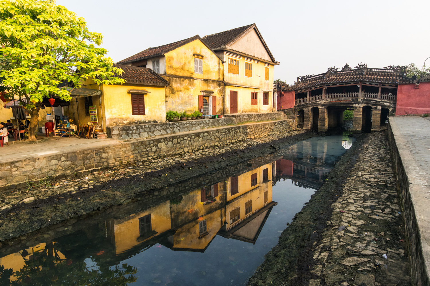 Phố cổ Hội An bảng lảng mộng mơ vào buổi sớm mai. Tour quang nam, tour du lich quang nam.